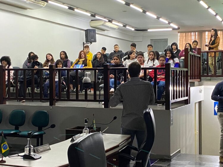 Alunos do Colégio Enira Ribeiro visitam a Câmara de Vereadores de Paranavaí