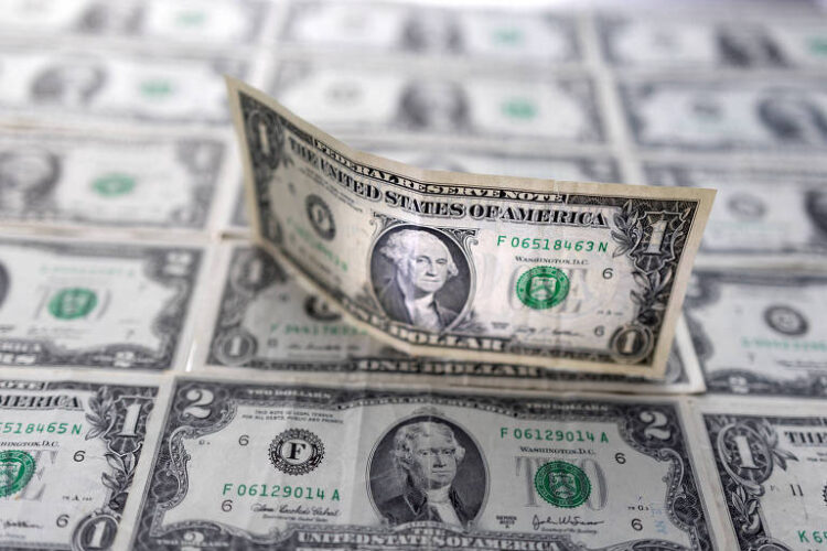 Dólar cai ao menor patamar desde abril de 2022 após Fitch elevar nota de crédito do Brasil; Ibovespa sobe para 122.560,38