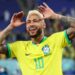 Neymar é o segundo jogador que mais movimentou dinheiro no futebol mundial, aponta jornal