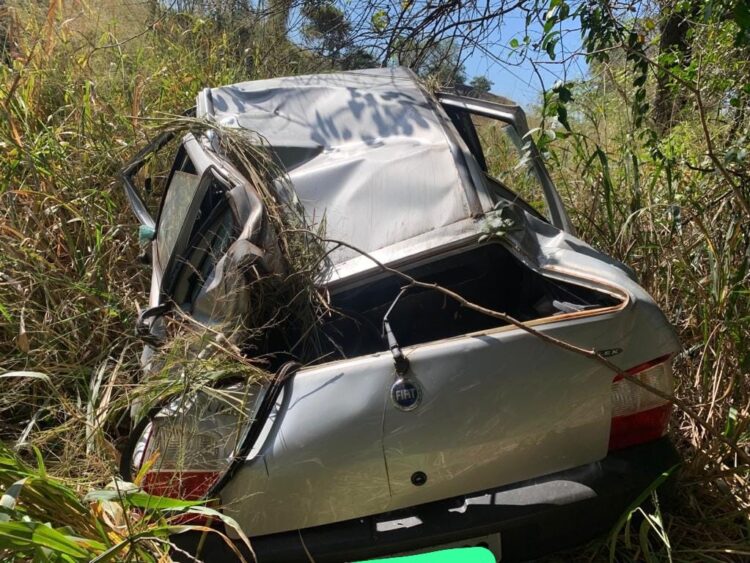 Homem fica ferido após veículo capotar na PR-182, em Nova Londrina