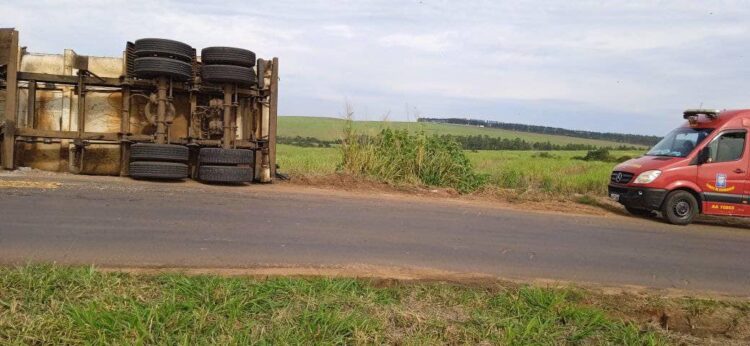 Caminhoneiro fica ferido em acidente na PR-082, em Rondon