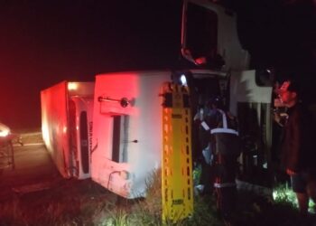 Caminhoneiro fica ferido após tombamento em rodovia de Nova Londrina