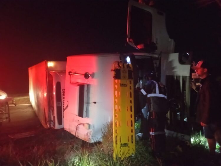 Caminhoneiro fica ferido após tombamento em rodovia de Nova Londrina