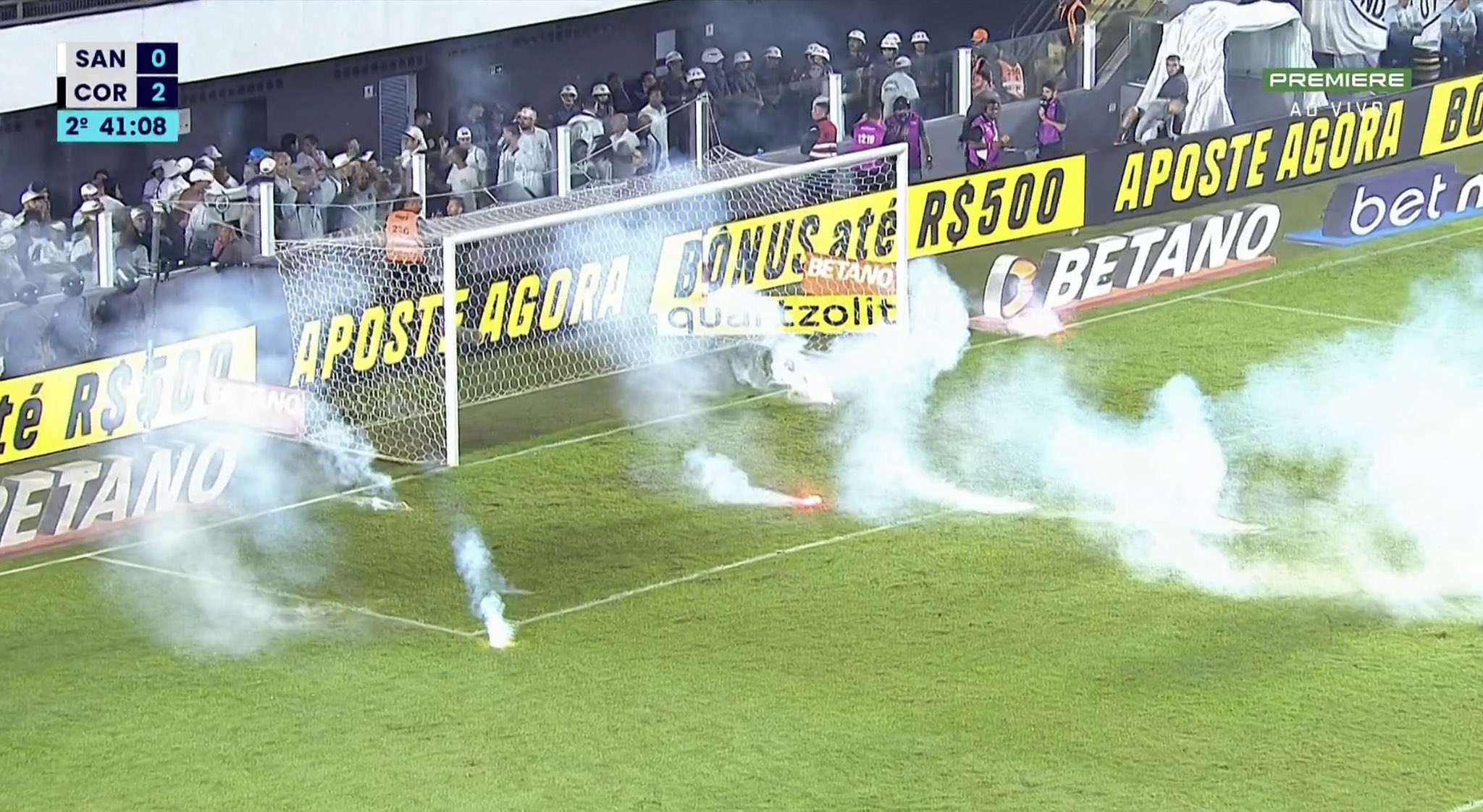 Torcedores do Santos lançam fogos em campo, e jogo é encerrado