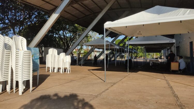Munícipio entrega tendas e cadeiras para feirantes em Alto Paraná