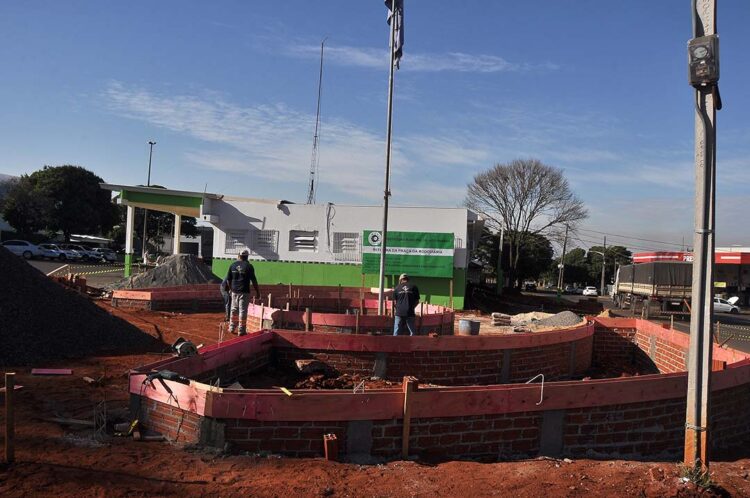 Prefeito e vice de Alto Paraná visitam obras da Praça da Rodoviária