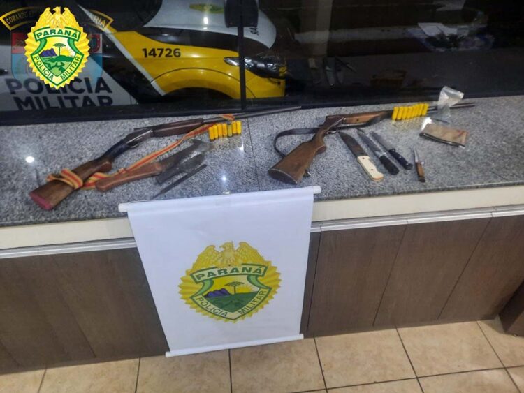 Polícia Rodoviária Estadual apreende duas armas de fogo e sete facas na PR-323
