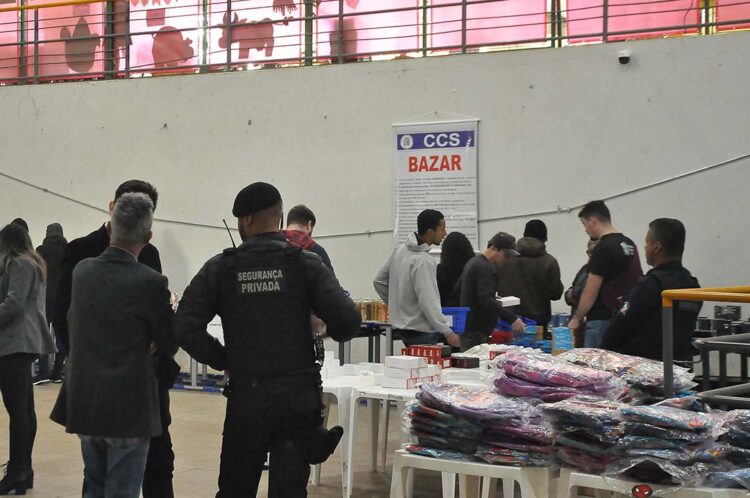 De brinquedos a eletrônicos, bazar reúne itens a preços mais baixos e atrai grande público
