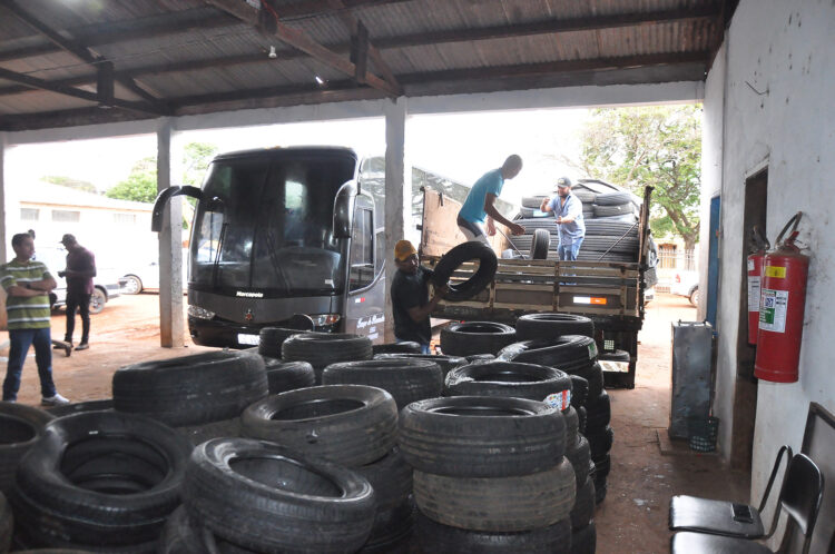 Prefeitura recebe doação de mais de 200 pneus apreendidos pela Receita Federal