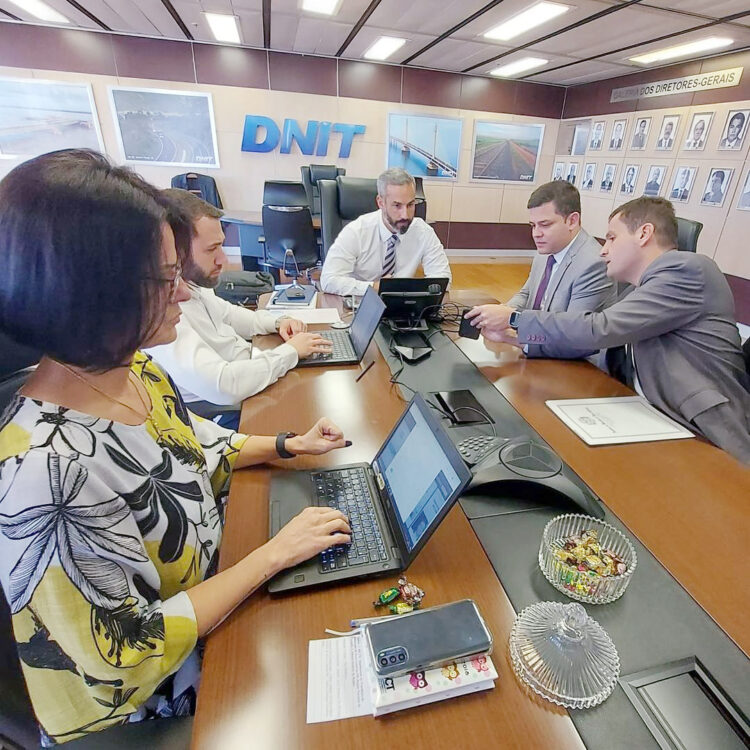 Lideranças políticas apresentam ao DNIT projetos  de melhorias no trevo de acesso ao município