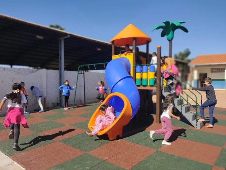 Novos parquinhos infantis são instalados nas escolas