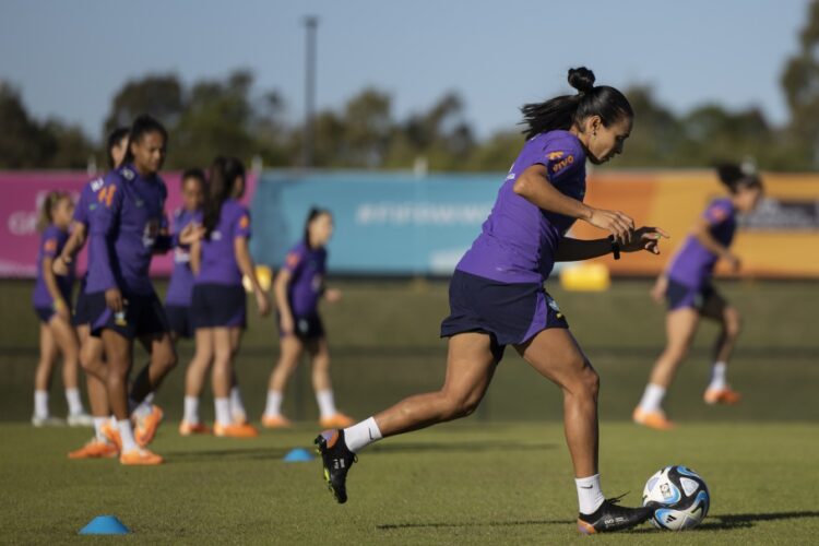 Marta volta a treinar com bola a  quatro dias da estreia da seleção
