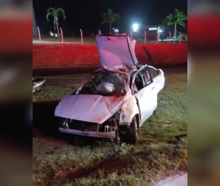 Mulher fica presa às ferragens após carro capotar na BR-376, em Paranavaí