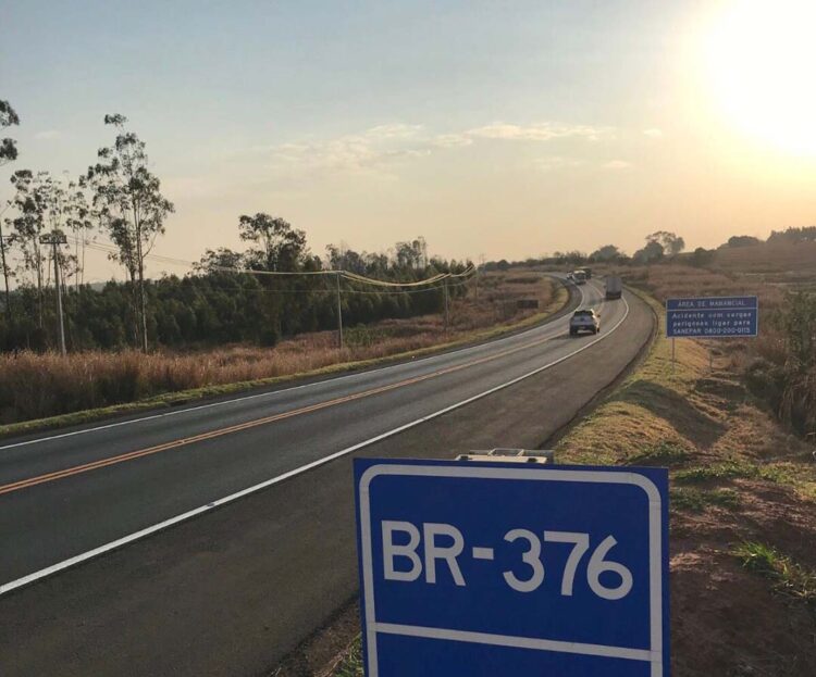 Mulher fica presa às ferragens após carro capotar na BR-376, em Paranavaí
