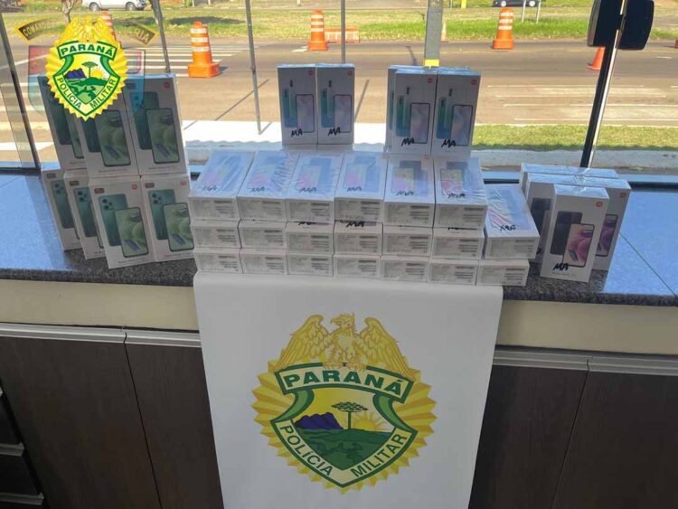 Polícia Rodoviária Estadual apreende 49 celulares durante revista em ônibus