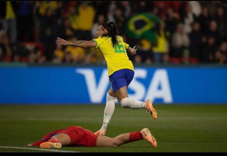 Ary Borges marca três em goleada do Brasil na estreia da Copa do Mundo