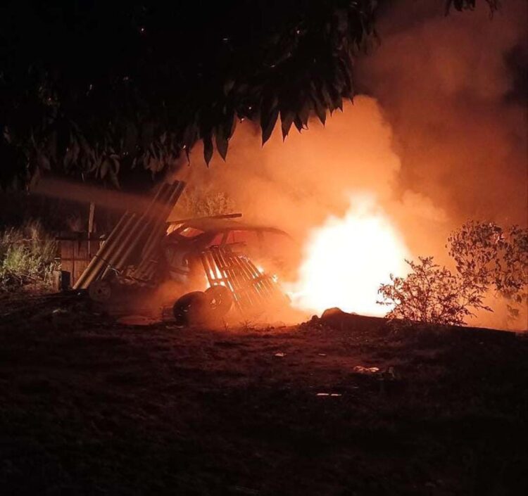 Homem é preso por atear fogo no próprio veículo e agredir a esposa verbalmente