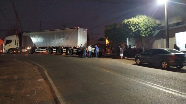 Homem é detido após dirigir embriagado e bater em veículo