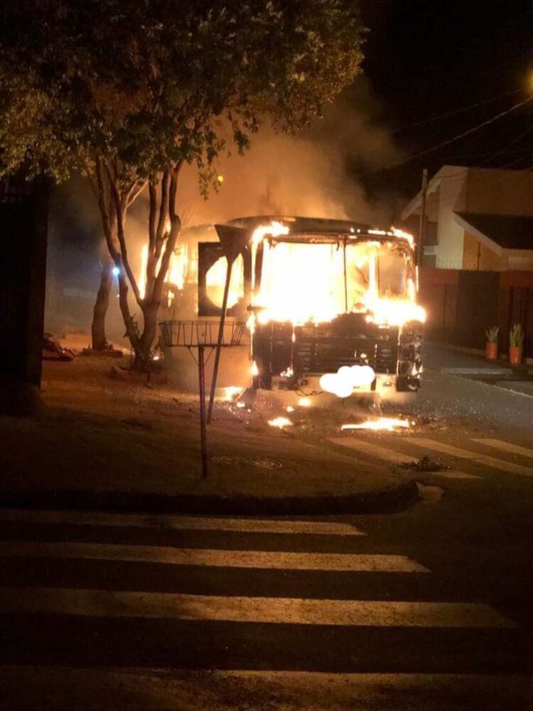 Ônibus fica destruído após pegar fogo em Paraíso do Norte