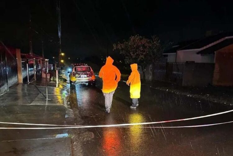 Jovem morre baleado no sofá da casa da namorada