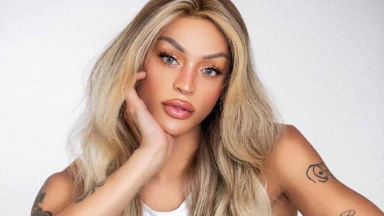 Pabllo Vittar encontra sósia drag queen e momento confunde web