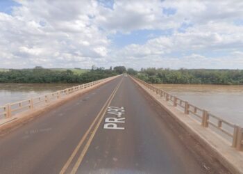 Caminhoneiro perde o controle do caminhão e tomba na PR-492