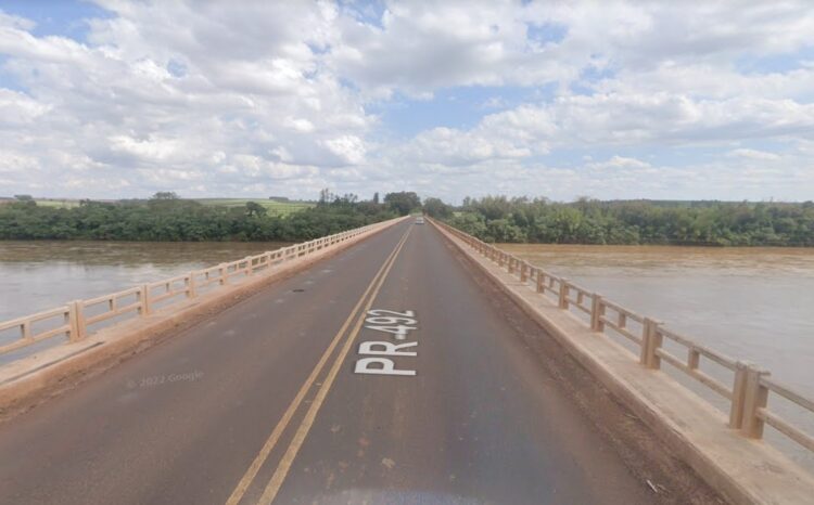 Caminhoneiro perde o controle do caminhão e tomba na PR-492