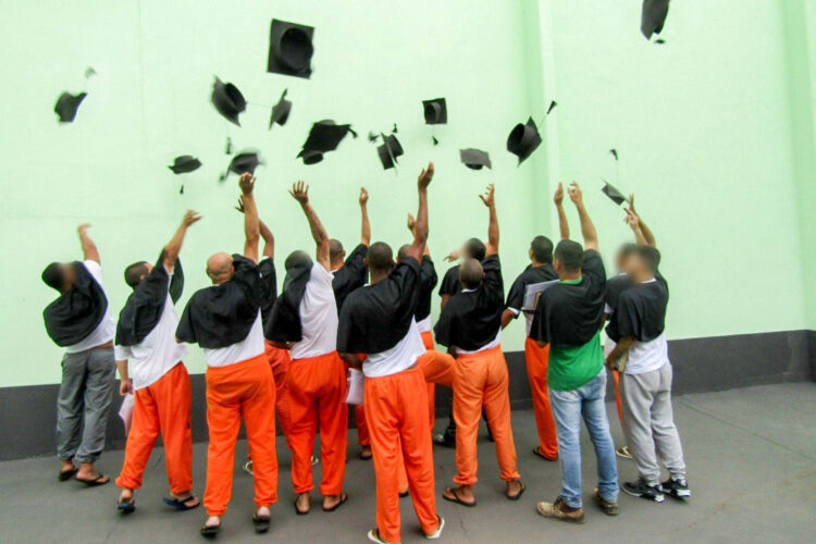 Custodiados de Maringá ganham nova profissão após capacitação em pintura imobiliária