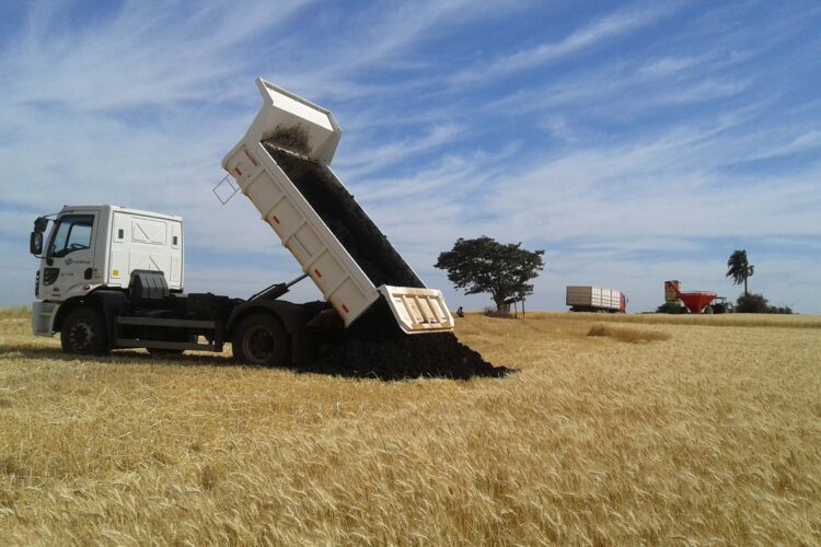 Sanepar amplia número de agricultores que  recebem lodo de esgoto para uso no campo