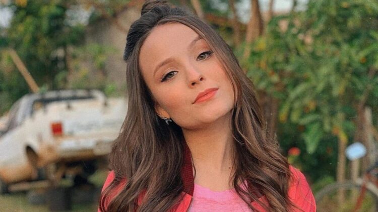 Larissa Manoela diz que recebia mesada e que agora o noivo é sua prioridade