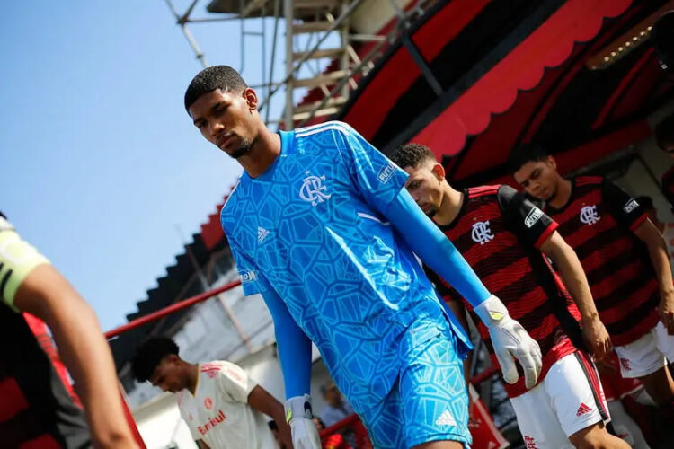 Flamengo oficializa venda do goleiro Kauã Santos ao Eintracht Frankfurt