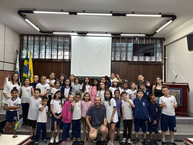 Câmara recebe alunos para explanar sobre o papel do Legislativo