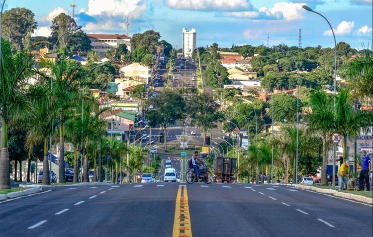 Homem fica preso em bueiro da Avenida Heitor Alencar Furtado e é resgatado por moradores