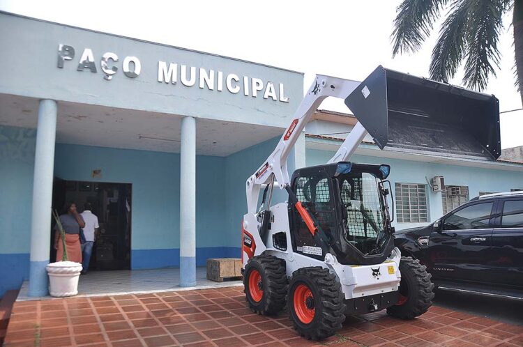 Prefeitura de Alto Paraná compra máquina para auxiliar na limpeza de ruas