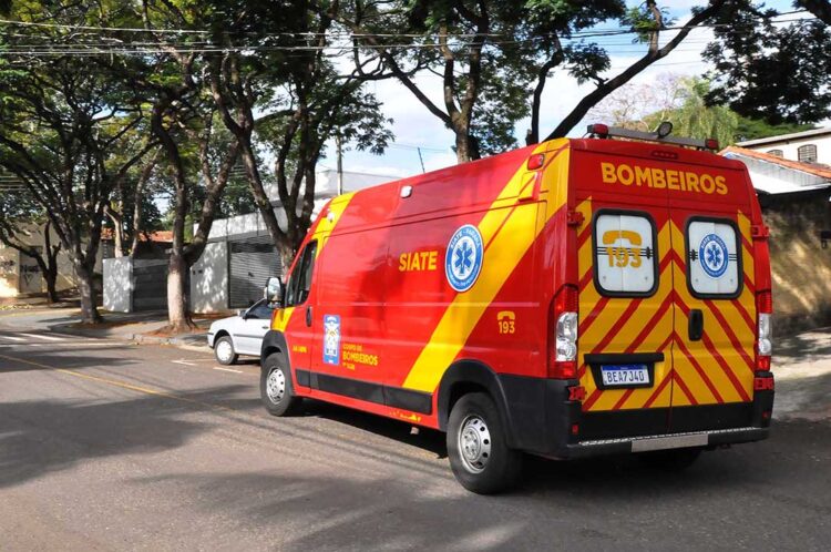 Jovem fica ferida após acidente entre moto e automóvel em Paranavaí