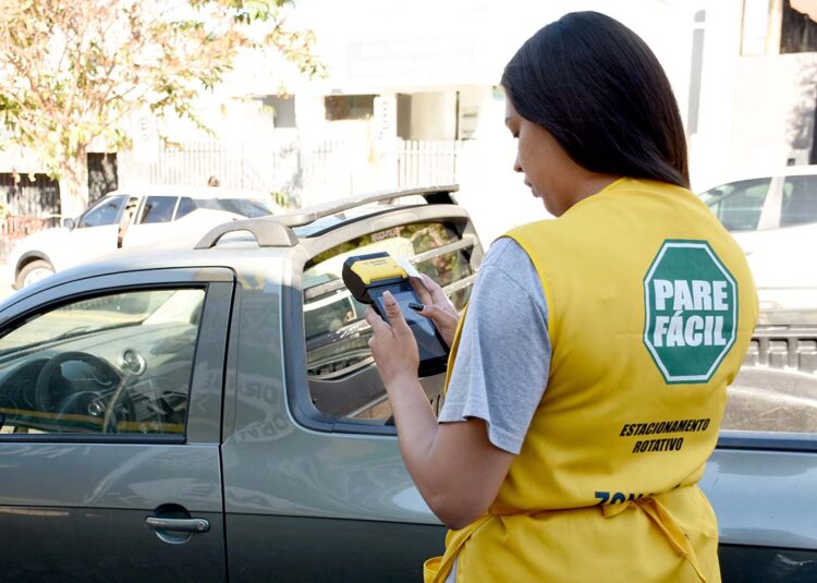 Secretário tira dúvidas sobre sistema digital de estacionamento rotativo de Paranavaí