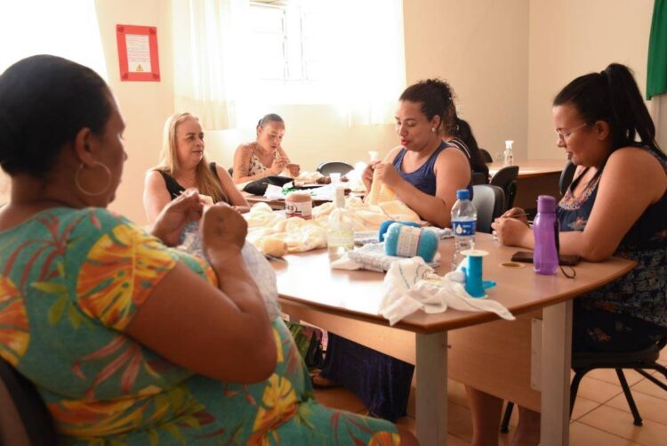Gestantes aprendem a fazer peças de enxoval  e fortalecem os vínculos de amor com os bebês