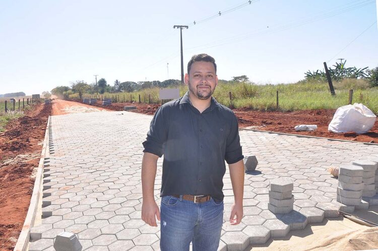 Prefeito visita obras de pavimentação em estradas rurais