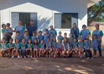 Prefeitura distribui uniformes para alunos da rede municipal