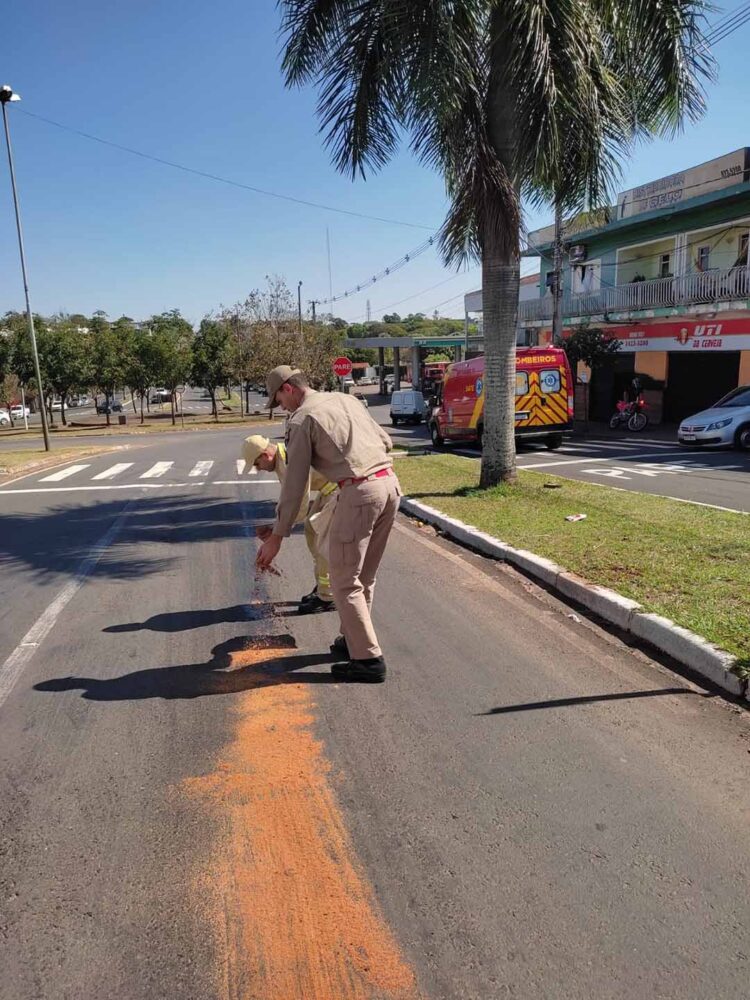 Vazamento de óleo causa queda de motociclistas na Avenida Heitor Alencar Furtado, em Paranavaí
