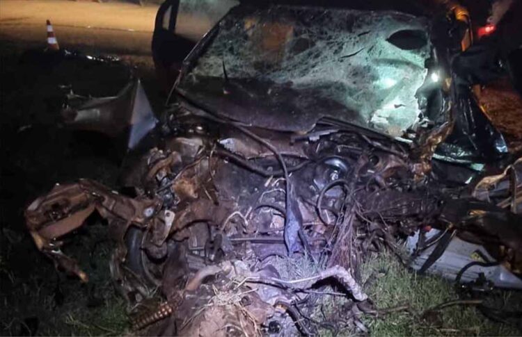 Acidente entre carro e caminhão mata dois homens e deixa duas mulheres gravemente feridas na BR-376