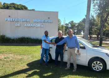 Prefeito Mauro Lemos realiza entrega de  um automóvel para a Secretaria de Saúde