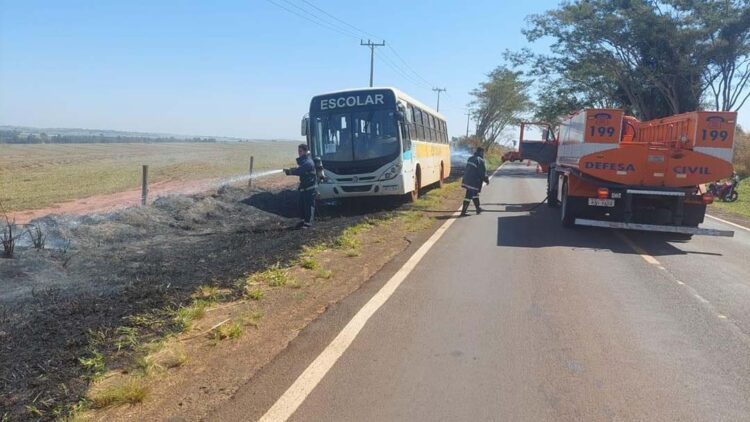 Posto de Brigada Comunitária é acionado para  combater incêndio em ônibus escolar na PR  557
