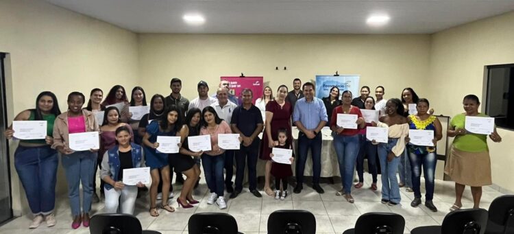 Município entrega certificados de formação  profissional para mais de 60 pessoas