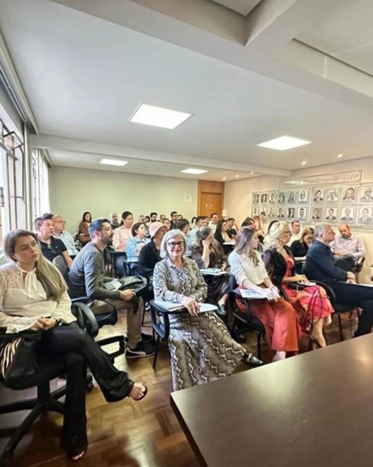 Secretária de Educação participa de Assembleia