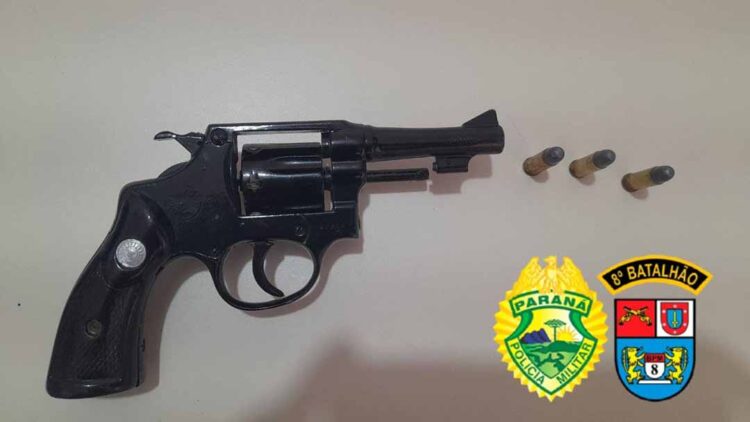PM prende mulher por porte ilegal de arma de fogo