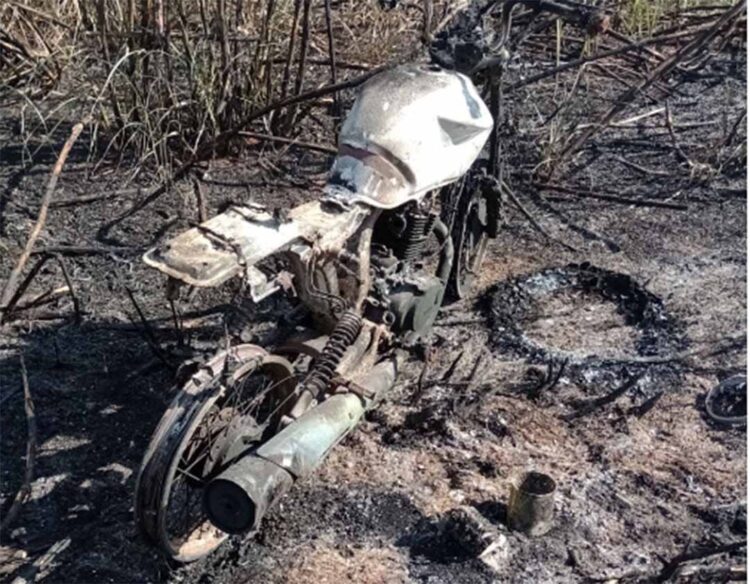 Motocicleta furtada é destruída em incêndio; Suspeito pelo crime ainda não foi localizado