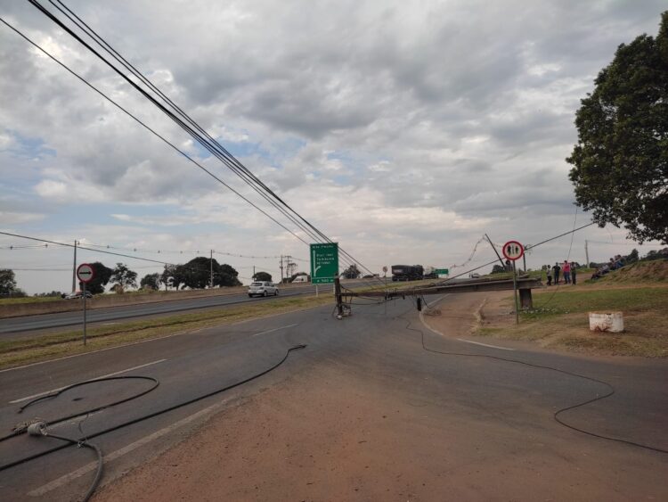 Caminhão enrosca em fios, causa incêndio e deixa quatro mil pessoas sem energia elétrica
