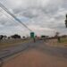 Caminhão enrosca em fios, causa incêndio e deixa quatro mil pessoas sem energia elétrica