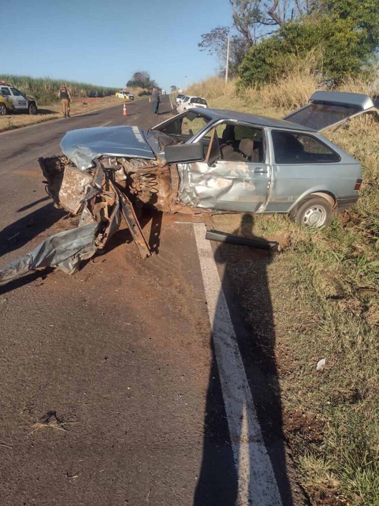 Mulher perde o controle do veículo e causa acidente com outros dois carros